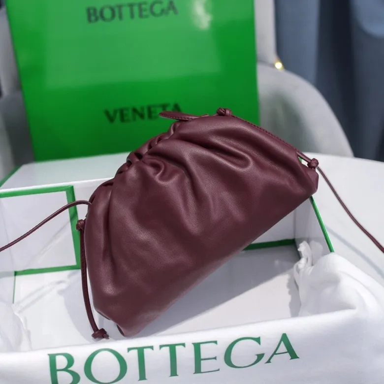 Batch 1120 Bottega Veneta cloud bag ☁️POUCH series original plain calfskin, super low-key and eye-catching, soft and casual. Major internet celebrity bloggers are crazy about calling it fashionable and classy, ​​lazy and intellectual. Small size: 23*13*8 (small cloud plain) burgundy, model: 6671